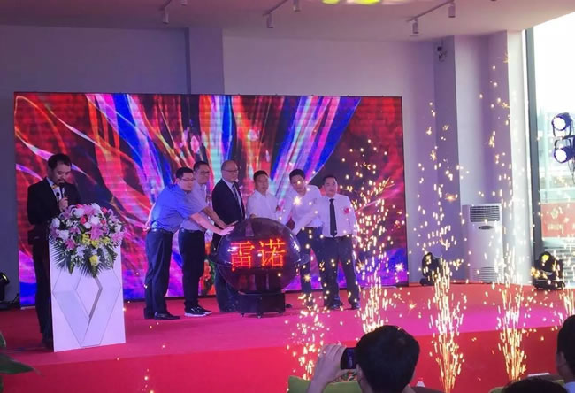 綿陽(yáng)新華東風(fēng)雷諾4S店盛大開業(yè)4.jpg 綿陽(yáng)新華東風(fēng)雷諾4S店盛大開業(yè)4.jpg